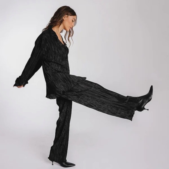 Boutique Plisse Set - Picture 1 of 11